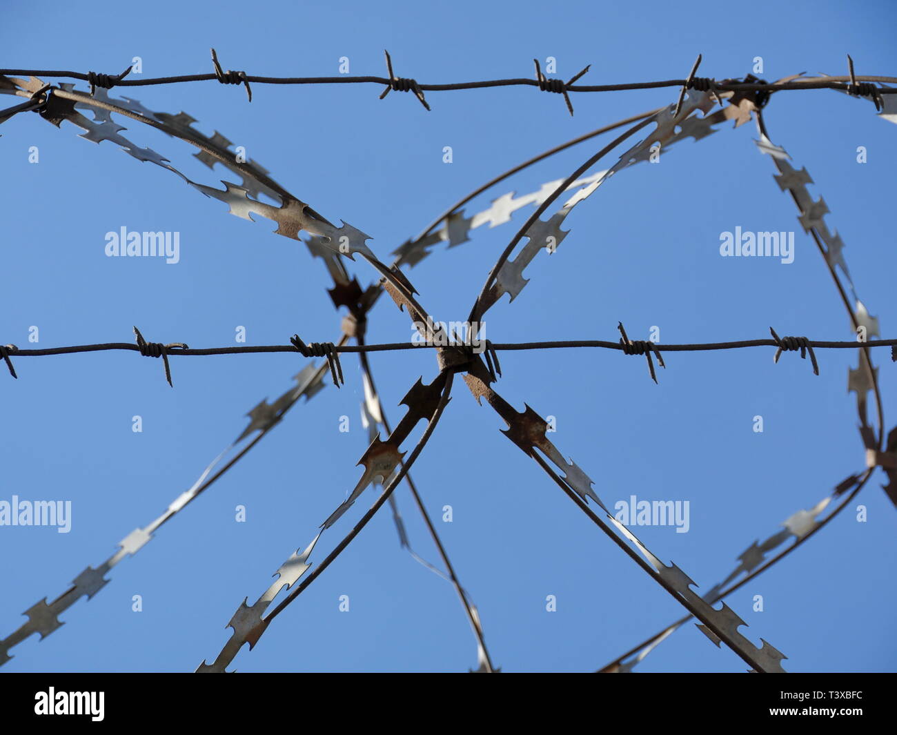 Razor wire blue sky hires stock photography and images Alamy