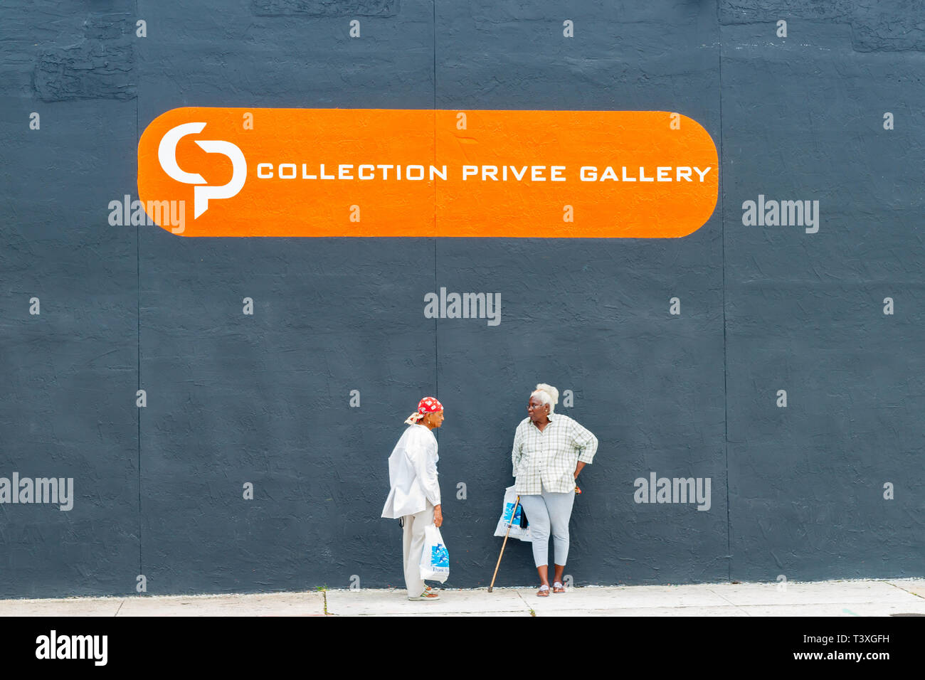 Elderly people art gallery hi-res stock photography and images - Alamy