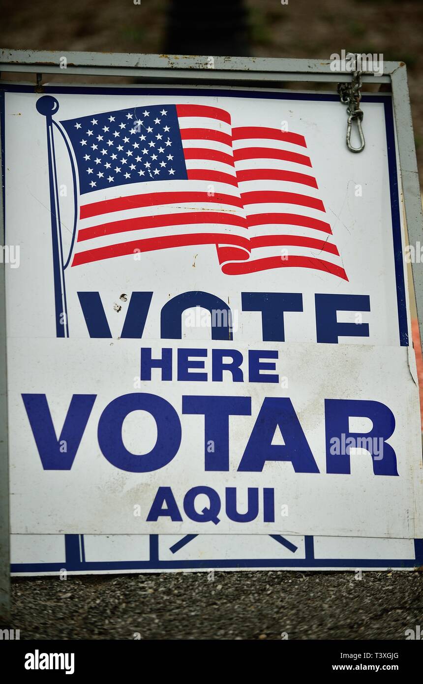 South Elgin, Illinois, USA. A bi-lingual sign at a polling place helps to direct voters where to vote. Stock Photo