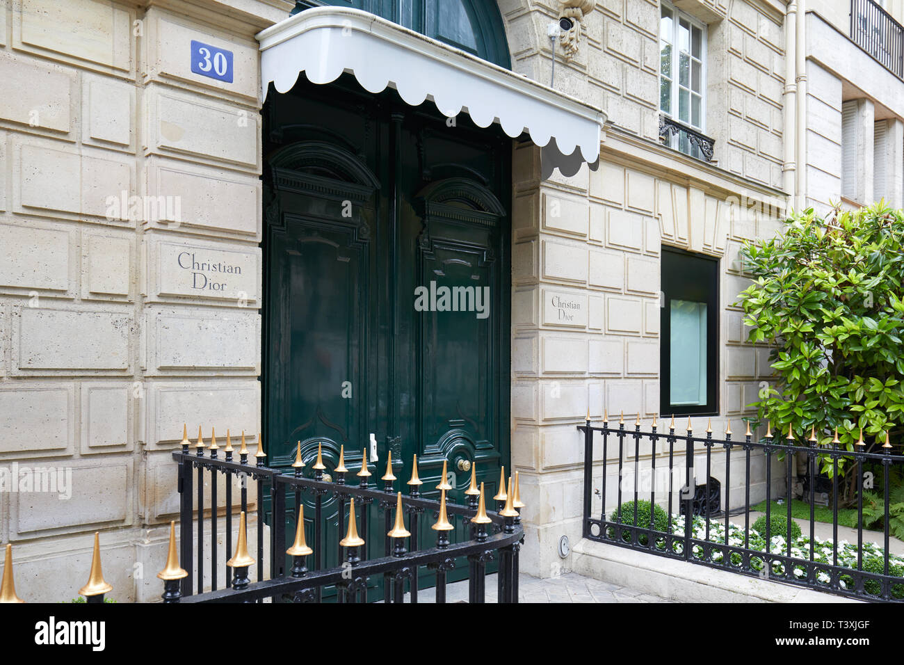 Avenue Montaigne Paris Avenue Montaigne shops. Dior. Chanel.