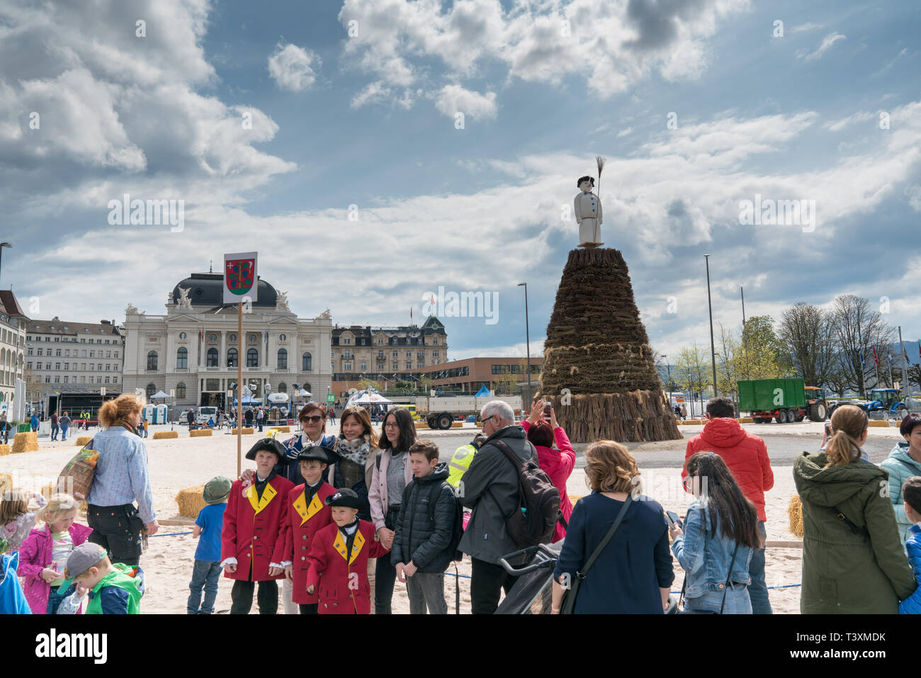 Zurich, ZH / Switzerland - April 8, 2019: people gathering at the  Sechselauten spring festival in Zurich for the traditional effigy burning  of the Boe Stock Photo - Alamy