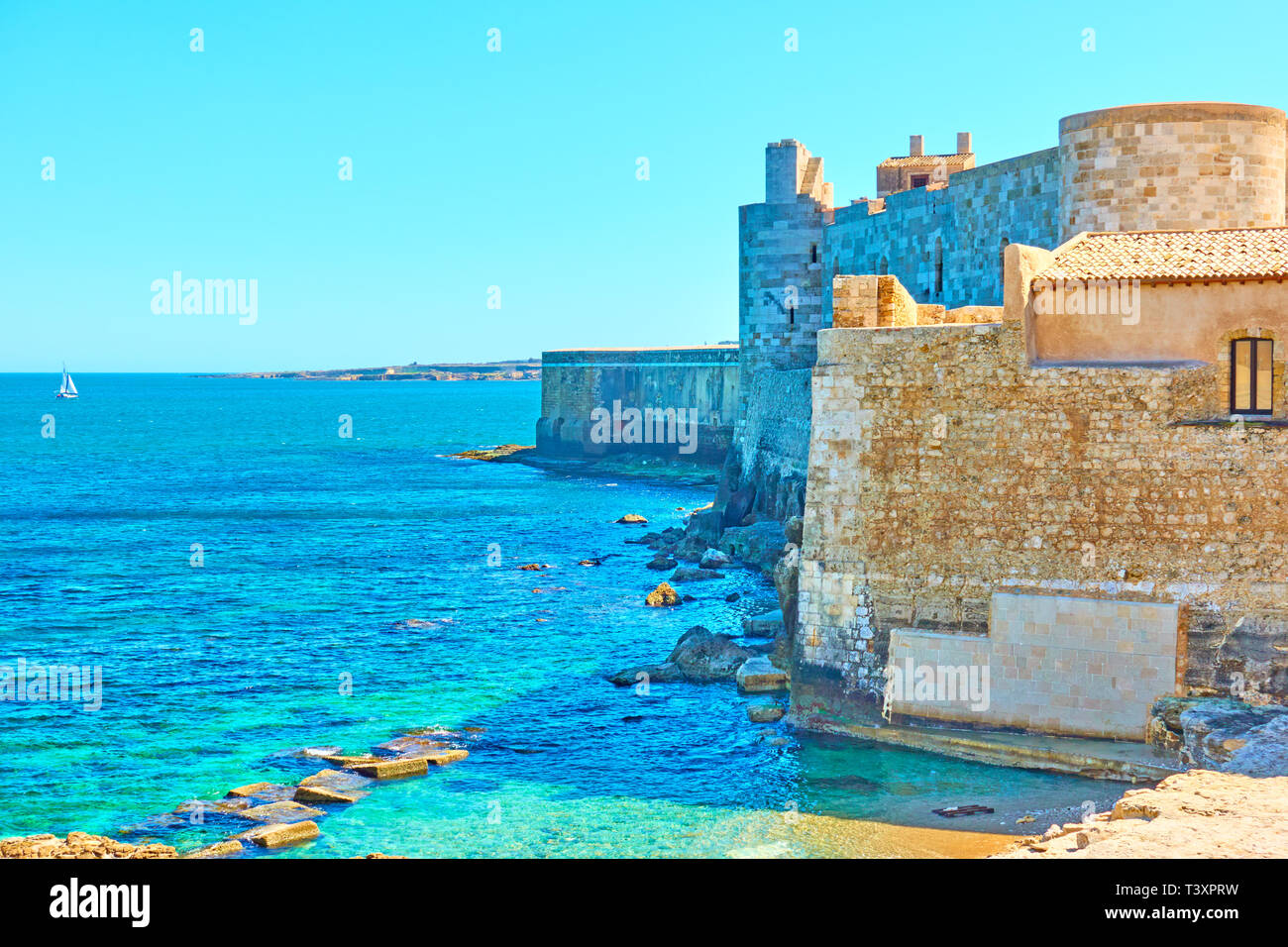 L'histoire ancienne de Syracuse en Sicile - Ancient Fortress By The Sea In Syracuse Sicily Italy T3XPRW