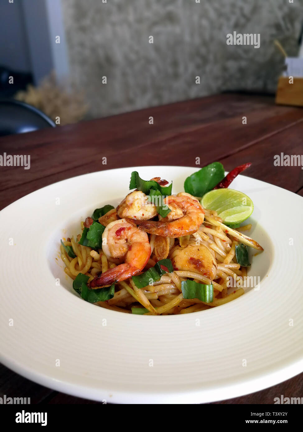 Spaghetti seafood with spicy chili Seafood Thai Style (Spaghetti Pad ...