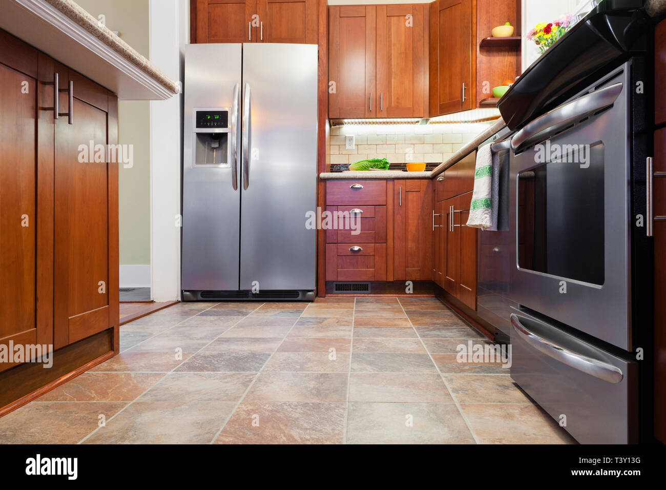 Clean kitchen cabinets inside hi-res stock photography and images - Alamy