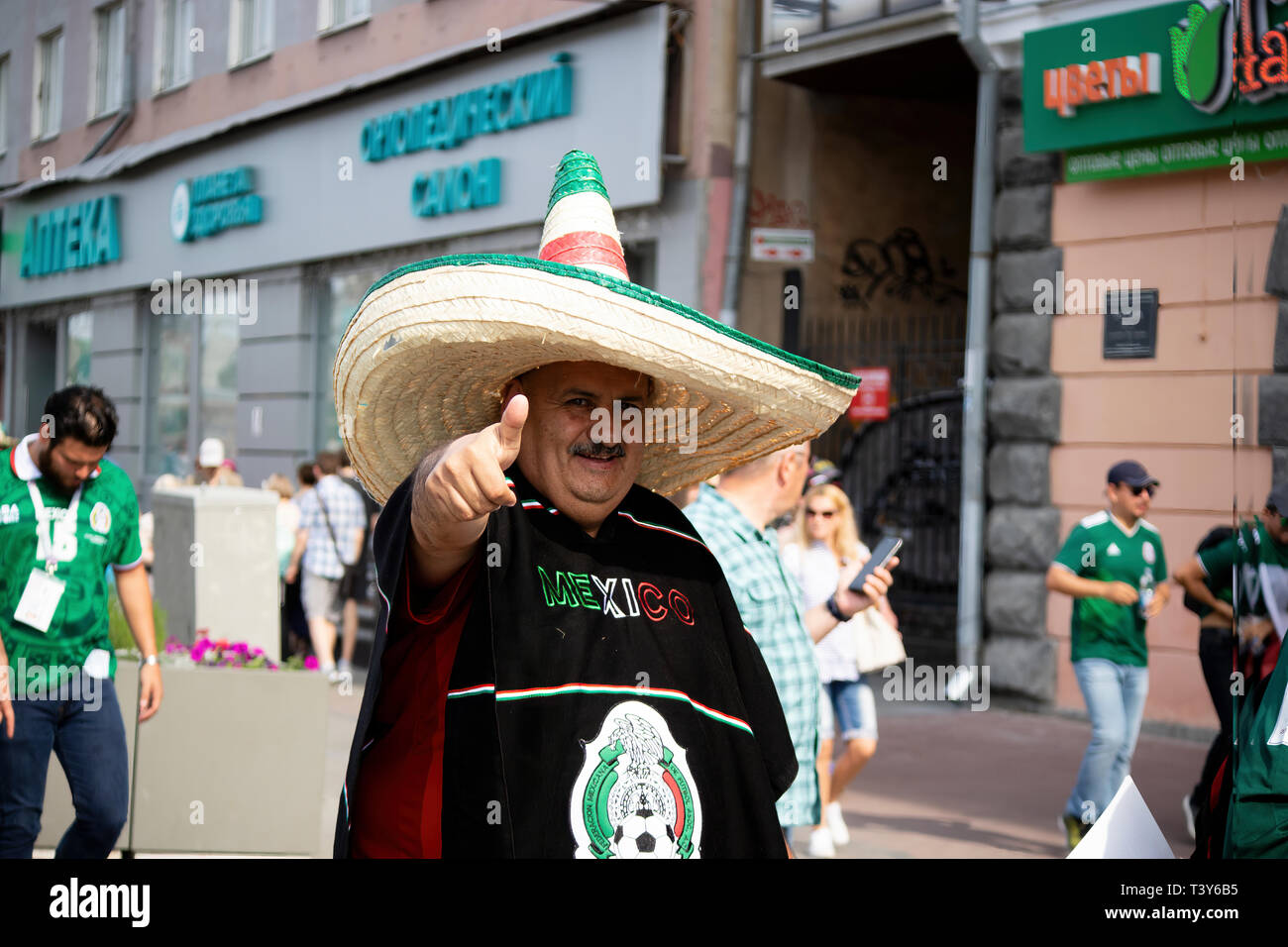 Fan De Futebol Mexicanos No Quadrado Vermelho Em Moscou Sombreiros