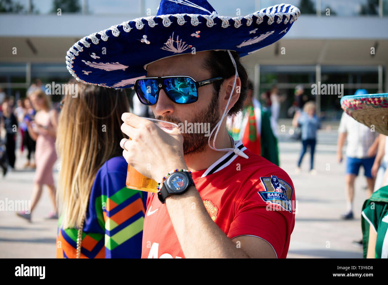 Fan De Futebol Mexicanos No Quadrado Vermelho Em Moscou Sombreiros