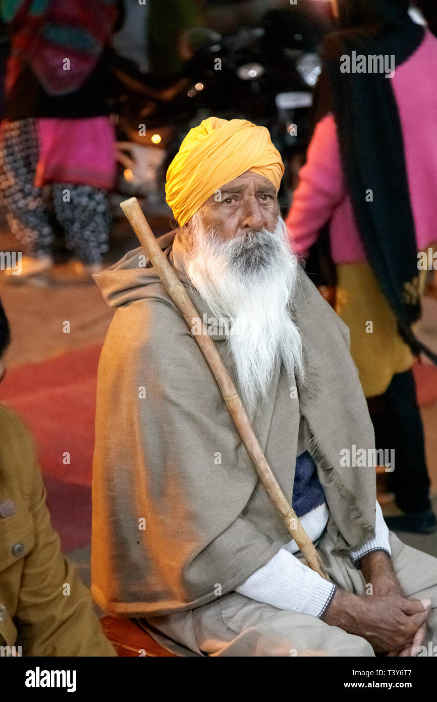 Senior Sikh man with a long flowing white beard wearing a blue turban and glasses, a devotee at the Golden Temple of Amritsar, Amritsar, Punjab, India Stock Photo