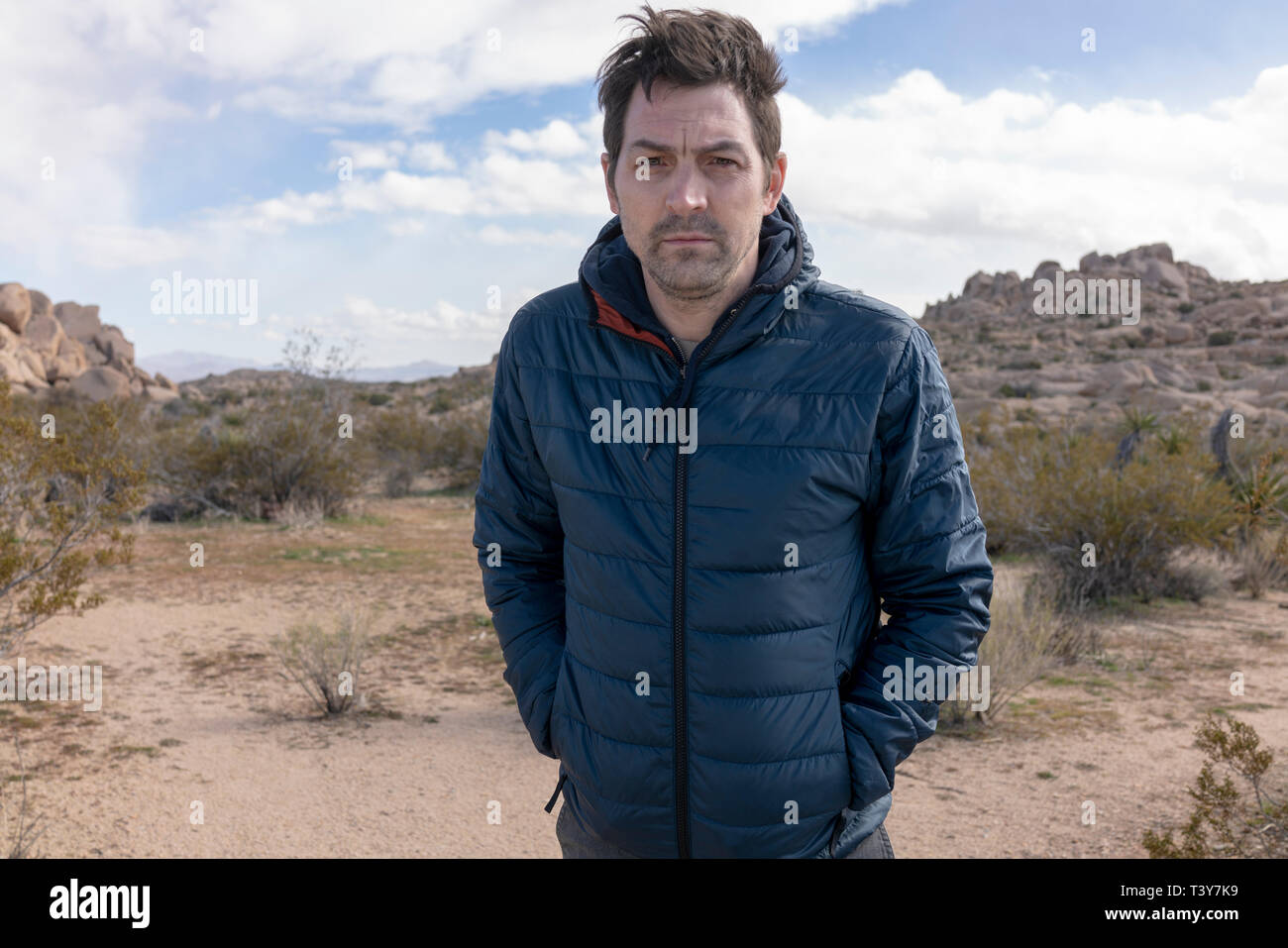 Man in desert hi-res stock photography and images - Alamy