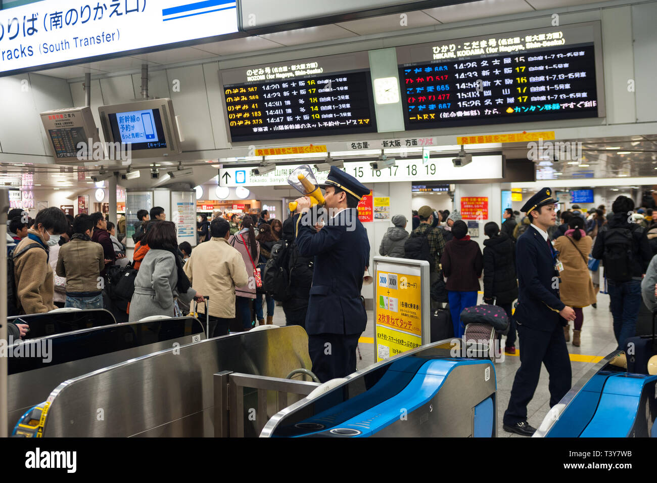 30-12-2017-tokyo-japan-asia-commuters-pass-through-automatic