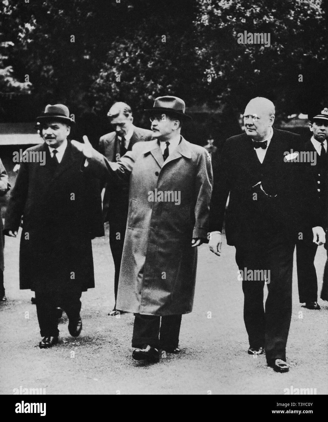Ivan Maisky, Anthony Eden, Molotov, Churchill and Commander Thompson in the garden of 10 Downing Street. 26th May 1942 Stock Photo