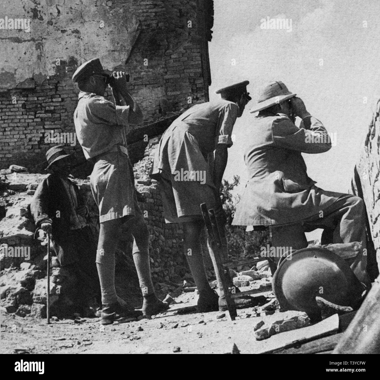 Winston Churchill at the front during the Italian campaign near Monte Maggiore.26th  August 1944 Stock Photo