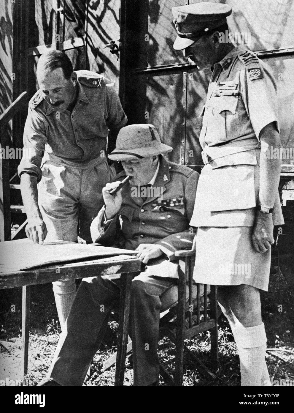 Winston Churchill at the front of the Italian campaign discussing tactics with Generals Leese and Alexander. 26th August 1944 Stock Photo