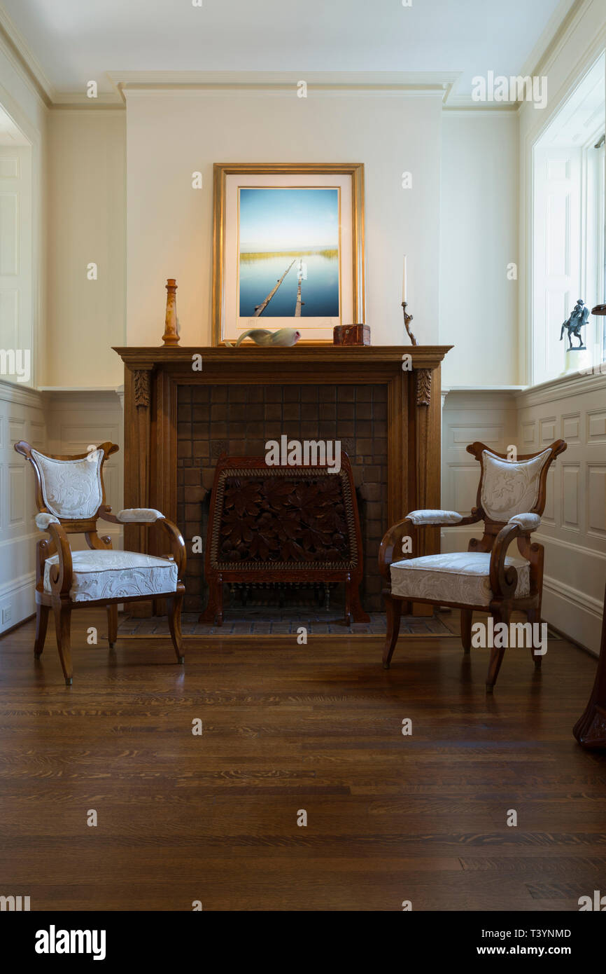 Mantle piece hi-res stock photography and images - Alamy