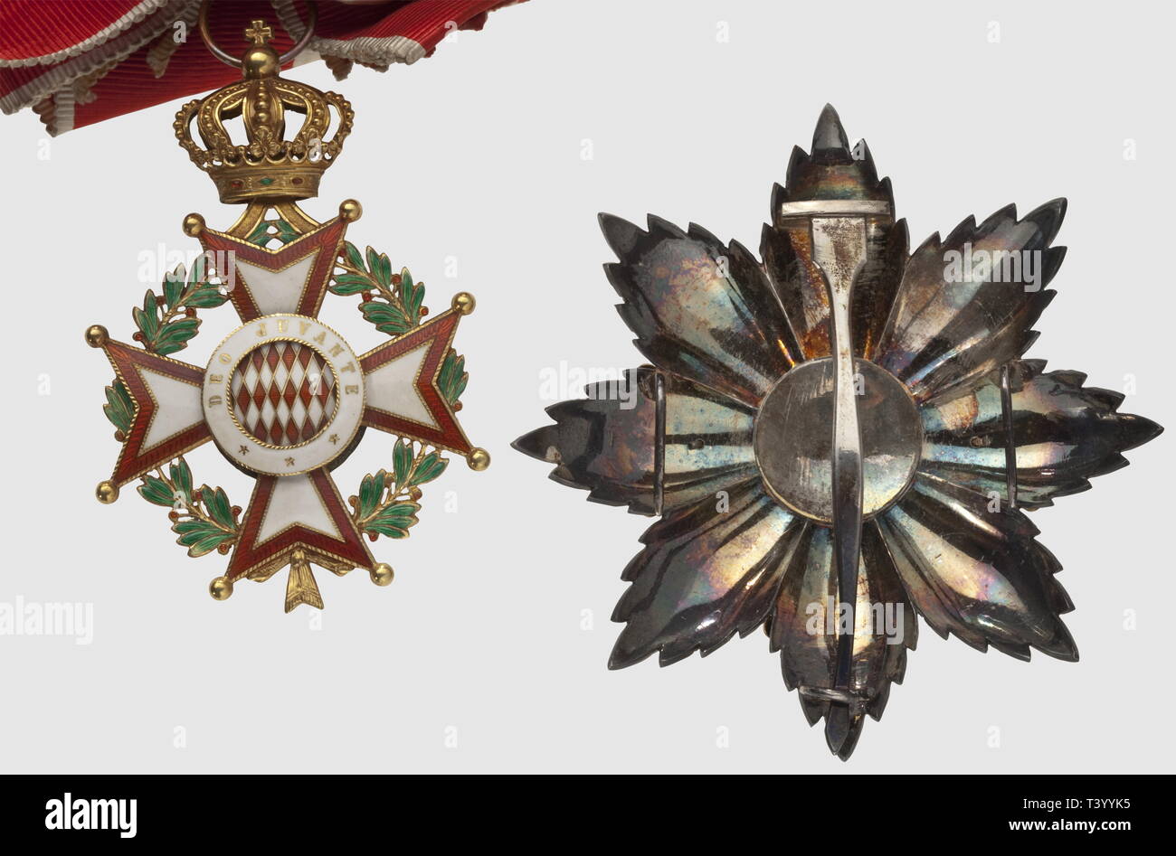 Ordre de Saint Charles, ensemble de grand croix, plaque en argent et croix en or, diamètre 90mm, il manque une partie du 'C' dans le monogramme central, bijou en or, diamètre 85mm, éclat sur une branche au rouge à l'avers, avec écharpe, dans son superbe coffret violoné de la maison 'Bronfort Monaco'. Créé le 15 mars 1858 par le Prince Charles III, Additional-Rights-Clearance-Info-Not-Available Stock Photo