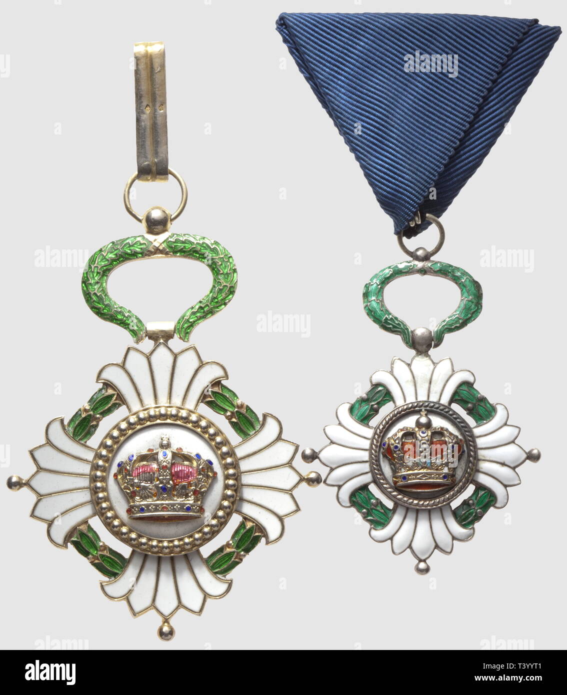 Ordre de la Couronne, période royale (1918-1945). Commandeur, en vermeil, petit éclat sur la couronne, sans ruban. Chevalier, réparations sur une branche du revers, Additional-Rights-Clearance-Info-Not-Available Stock Photo