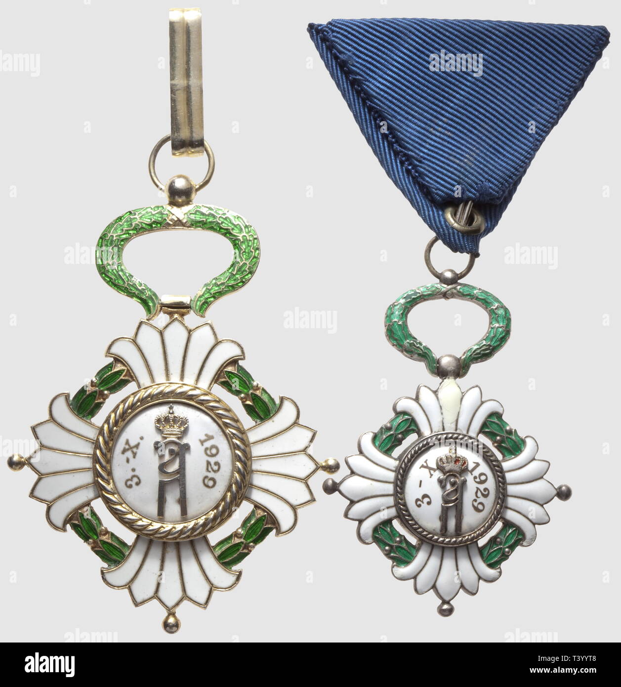 Ordre de la Couronne, période royale (1918-1945). Commandeur, en vermeil, petit éclat sur la couronne, sans ruban. Chevalier, réparations sur une branche du revers, Additional-Rights-Clearance-Info-Not-Available Stock Photo