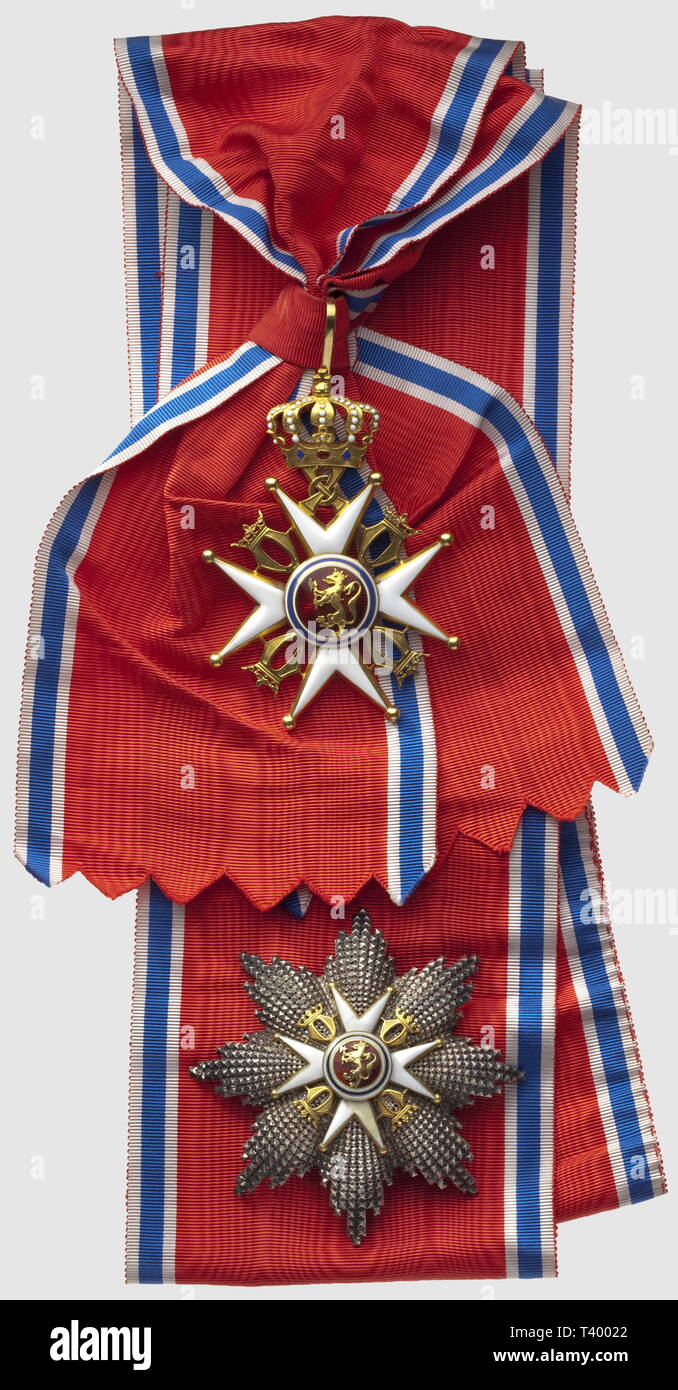 Ordre de Saint Olaf, 3ème modèle (après 1937), ensemble de grand croix  civil, plaque, diamètre 80mm, bijou en or, poinconné "750", dimensions 87 x  65mm, et écharpe, fabr. "Kristania i Tostrup". Crée