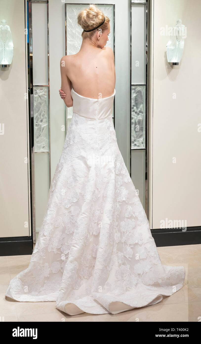 Bridal 2020 hi res stock photography and images Page 2 Alamy