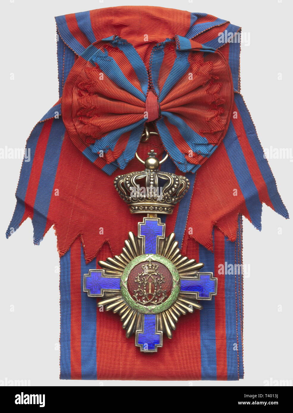 Ordre de l'Etoile, bijou de grand croix à titre civil, avant 1932, avec poincon du producteur 'Resch' et avec son écharpe, dimensions 115 x 78mm. Créé par le roi Carol Ier en 1877, modifié en 1932, Additional-Rights-Clearance-Info-Not-Available Stock Photo