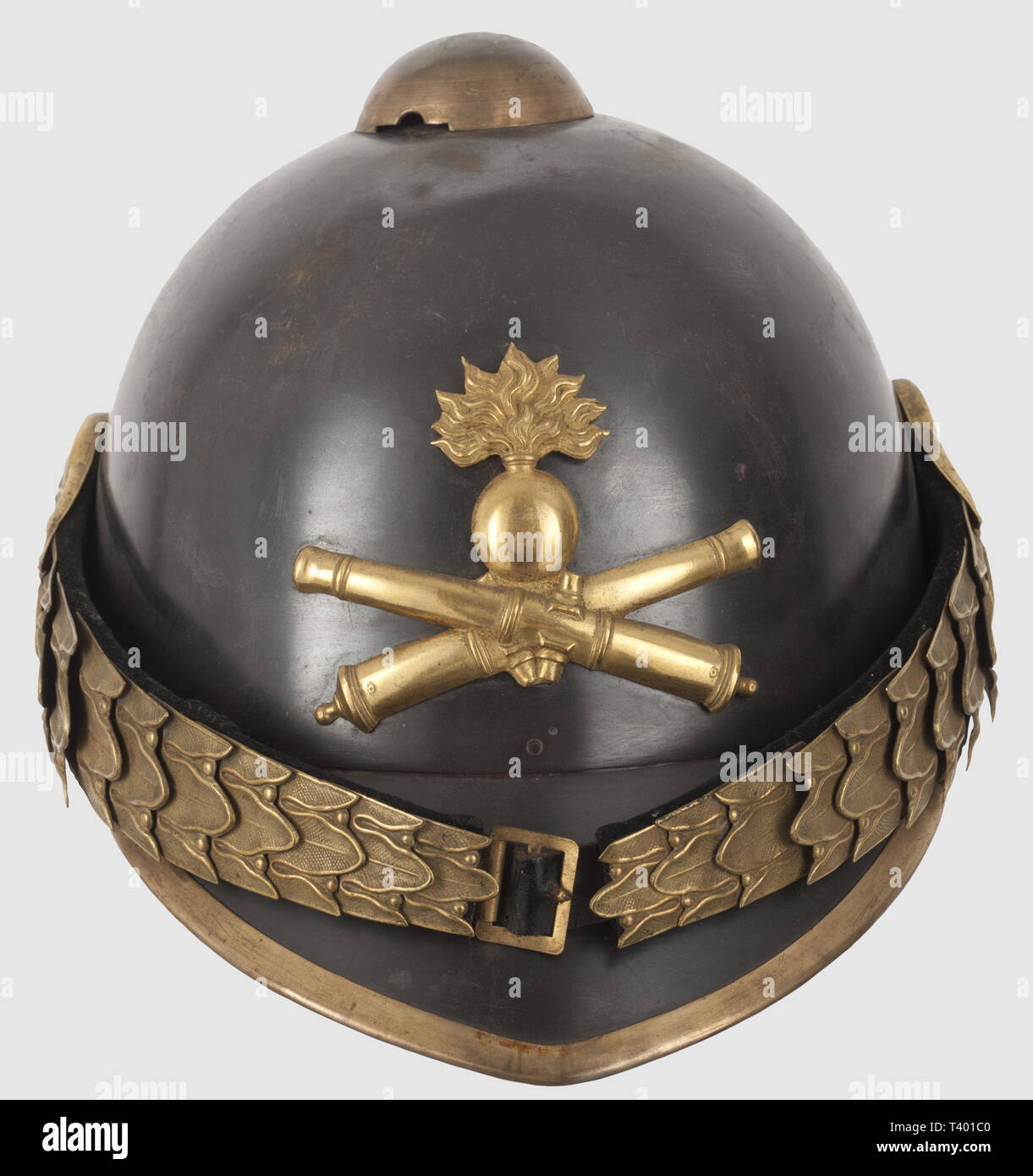 TROISIEME REPUBLIQUE 1870-1914, Casque d'essai 1902 d'officier d'artillerie du 2e type, essayé au 54e d'artillerie de Lyon entre 1905 et 1913. Ce casque en acier bruni brillant possède une aération en laiton doré sur le dessus et reprend sur l'avant l'insigne du shako en laiton doré. Jonc de laiton sur la bordure de la visière et du couvre-nuque, jugulaire à écailles identiques aux casques d'officiers de dragons ou cuirassiers, fixée sur fond de velours monté sur une patte en cuir et sur une rosace pivotante. Intérieur en cuir bordé d'une frise a, Additional-Rights-Clearance-Info-Not-Available Stock Photo