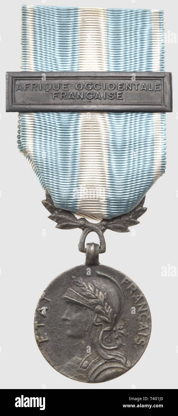 DEUXIEME GUERRE MONDIALE ET FRANCE OCCUPEE, Médaille Coloniale de l'Etat Francais, diplôme du Secrétariat d'Etat à la Marine, cabinet du Ministre, 'Le Ministre Secrétaire d'Etat à la Marine, certifie que : Raboulot Jean, Matelot Canonnier 3348T39, a obtenu la médaille coloniale instituée par la loi du 26 Juillet 1893, avec agrafe 'A.O.F' (Décret du 21 Novembre 1940). A Vichy le 28 octobre 1941, Pour le Secrétaire d'Etat à la Marine et par son ordre, Le Contre-amiral Bouxin, Directeur du Personnel Militaire de la Flotte'. Avec sa médaille colonial, Additional-Rights-Clearance-Info-Not-Available Stock Photo