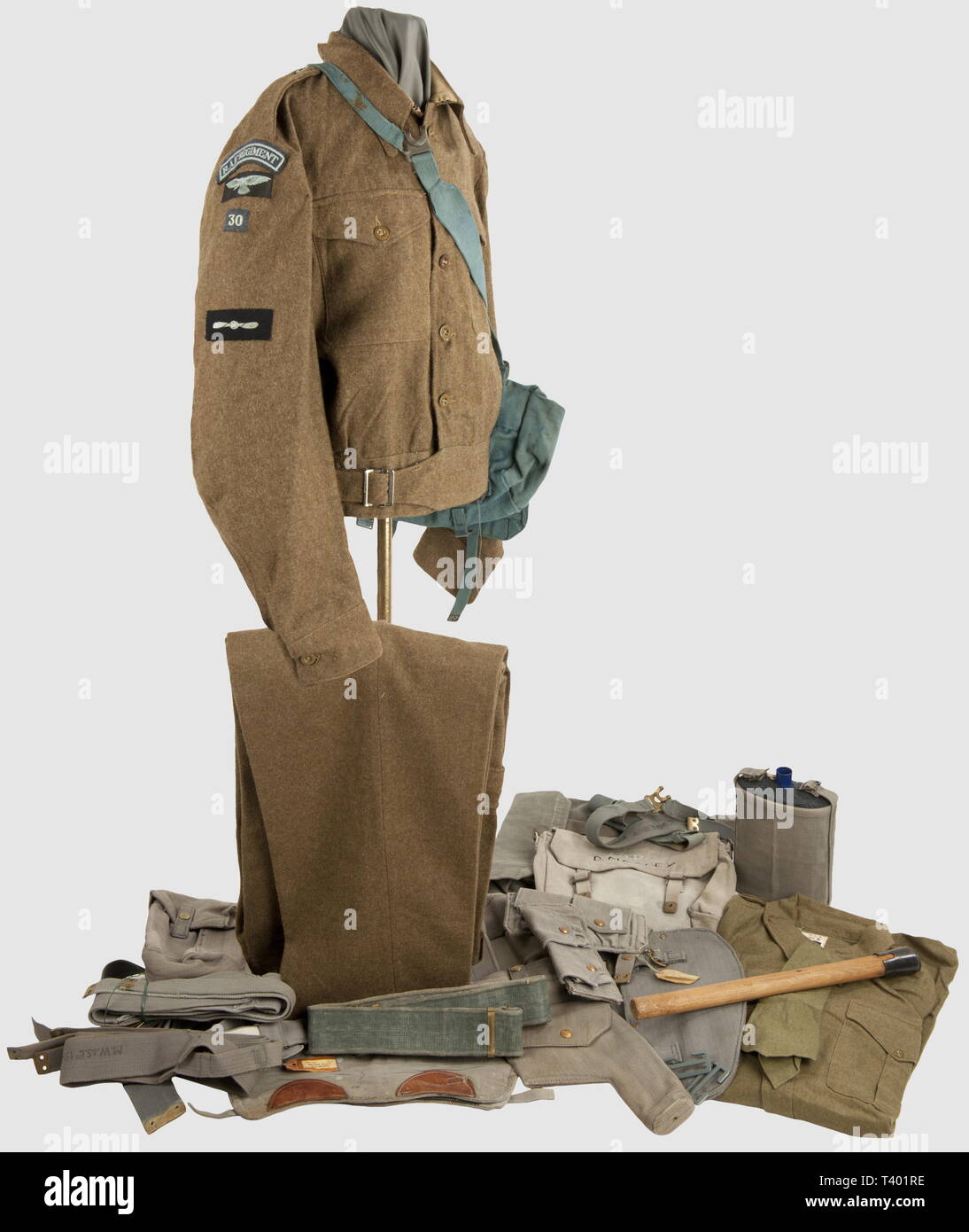 ARMEES ALLIEES 1939-1945, Soldat/officier Royal Air Force, Blouson BD daté 44, pantalon assorti belge, chemise et cravate flanelle kaki, ceinturon, paire de pouches (42), paires de bretelles X- (2 paires) et L-Straps (41-42), porte-baio web, outil individuel daté 42 (manche 44) dans étui après-guerre, paire de guêtrons (cuirs de renfort noirs et fauves) et havresac web, bidon émaillé bleu avec étui, masque à gaz dans son sac (respectivement datés 43 et 41, non illustrés), paire d'aiguillettes web (42?), paire de bretelles élastiques de pantalon, , Additional-Rights-Clearance-Info-Not-Available Stock Photo