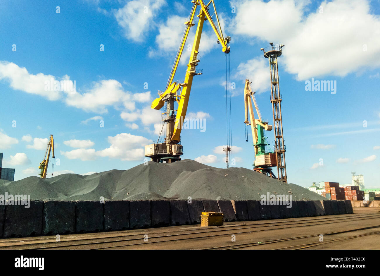 Coal plant barge loading hi-res stock photography and images - Alamy