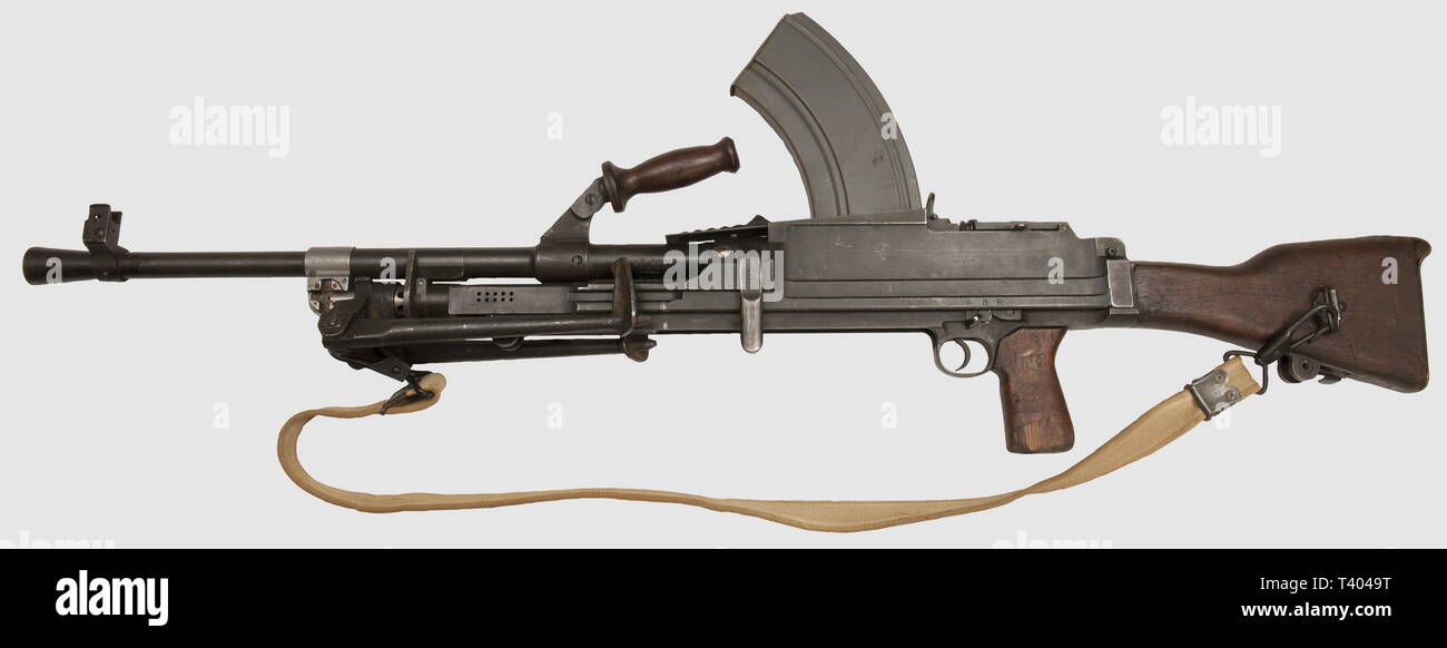 ARMES A FEU, Fusil-mitrailleur Inglis (Canada), Mle Bren MKII, calibre 303 British, no. d'ordre de fabr. 13T7382, version simplifiée du Bren MKI, ce fusil-mitrailleur a été fabriqué au Canada en 1941 par Inglis, la version MKII possède une hausse, un bipied et une crosse simplifiés. Arme en TBE dans sa finition d'origine avec son chargeur et sa bretelle en toile. Fabrication sous licence du FM tchèque Brno VZ 26, les Bren MKI et II ont équipé l'infanterie britannique et ont été parachutés en nombre à la Résistance Francaise, Additional-Rights-Clearance-Info-Not-Available Stock Photo