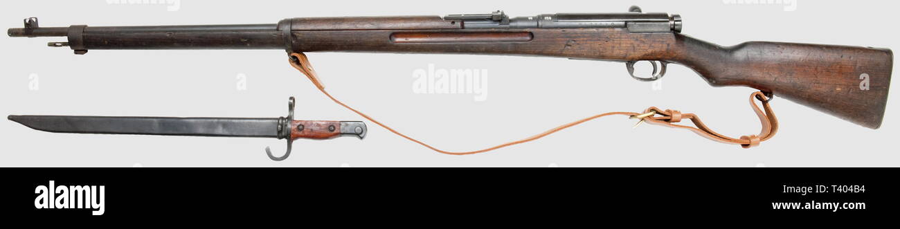 ARMES A FEU, Fusil à répétition Arizaka, type 38, arsenal de Kokura, calibre 6,5 x 51, no. d'ordre de fabr. 17339, en bon état, avec sa crosse rougeâtre assemblée en deux parties, typique du modèle, son garde-main et son protège-culasse, logo représentant un chrysanthème gravé sur le tonnerre, avec sa baionnette sans fourreau et une bretelle récente. C'est le fusil du fantassin japonais de la Seconde Guerre mondiale, Editorial-Use-Only Stock Photo