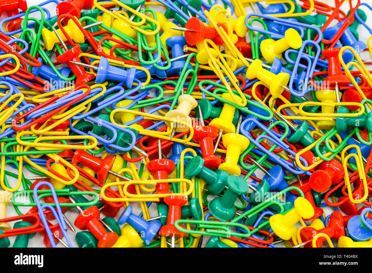 Multicolored paper clips and plastic drawing pins Stock Photo - Alamy