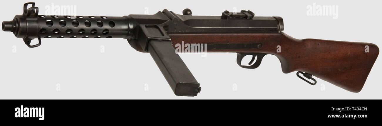 ARMES A FEU, PM Steyr Mle Solothurn S I 100, calibre 9 x 19, no. d'ordre de fabr. 1062, chargeur horizontal, boîtier en acier usiné bronzé noir, manchon ventilé, monture noyer et très belle finition, avec son chargeur, cette arme à l'état neuf porte des poincons allemands. Si certains exemplaires ont été fabriqués et livrés au Portugal au cours de la Seconde Guerre mondiale, il s'agit bien à l'origine d'un pistolet-mitrailleur autrichien, devenu réglementaire dans l'armée allemande après l'Anschluss, Editorial-Use-Only Stock Photo