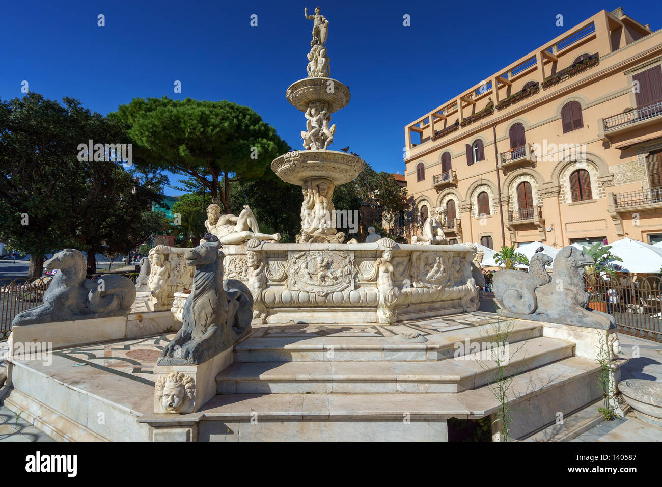 MESSINA, ITALY - NOVEMBER 06, 2018 - Fountain of Orion on Piazza del Duomo  on a sunny autumn day Stock Photo - Alamy