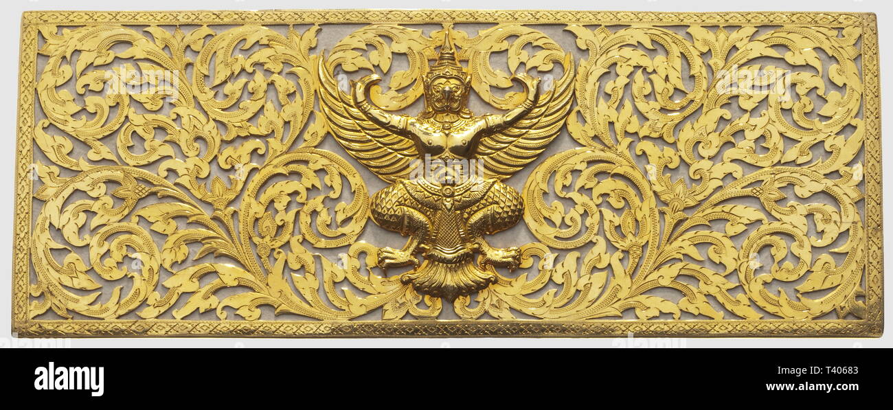 Invitation du Président Fédéral Allemand Heinrich Lübke, par sa Majesté le Roi et la Reine de Thailande, . Document inséré entre deux plaquettes d'or, richement ciselées et ornées de Phya Khrut, 220 X 85 mm, dans son coffret de velours bleu nuit, de la maison 'Thai Nakon, Bangkok', 255 x 125 mm. 'Sa Majesté le Roi et Sa Majesté la Reine de Thailande ont le plaisir d'inviter le Président de la République Fédérale d'Allemagne et 'Frau Subede' pour le gala officiel (dŒner) que le Gouvernement de la Thailande donnera en l'honneur de Votre Excellence , Additional-Rights-Clearance-Info-Not-Available Stock Photo