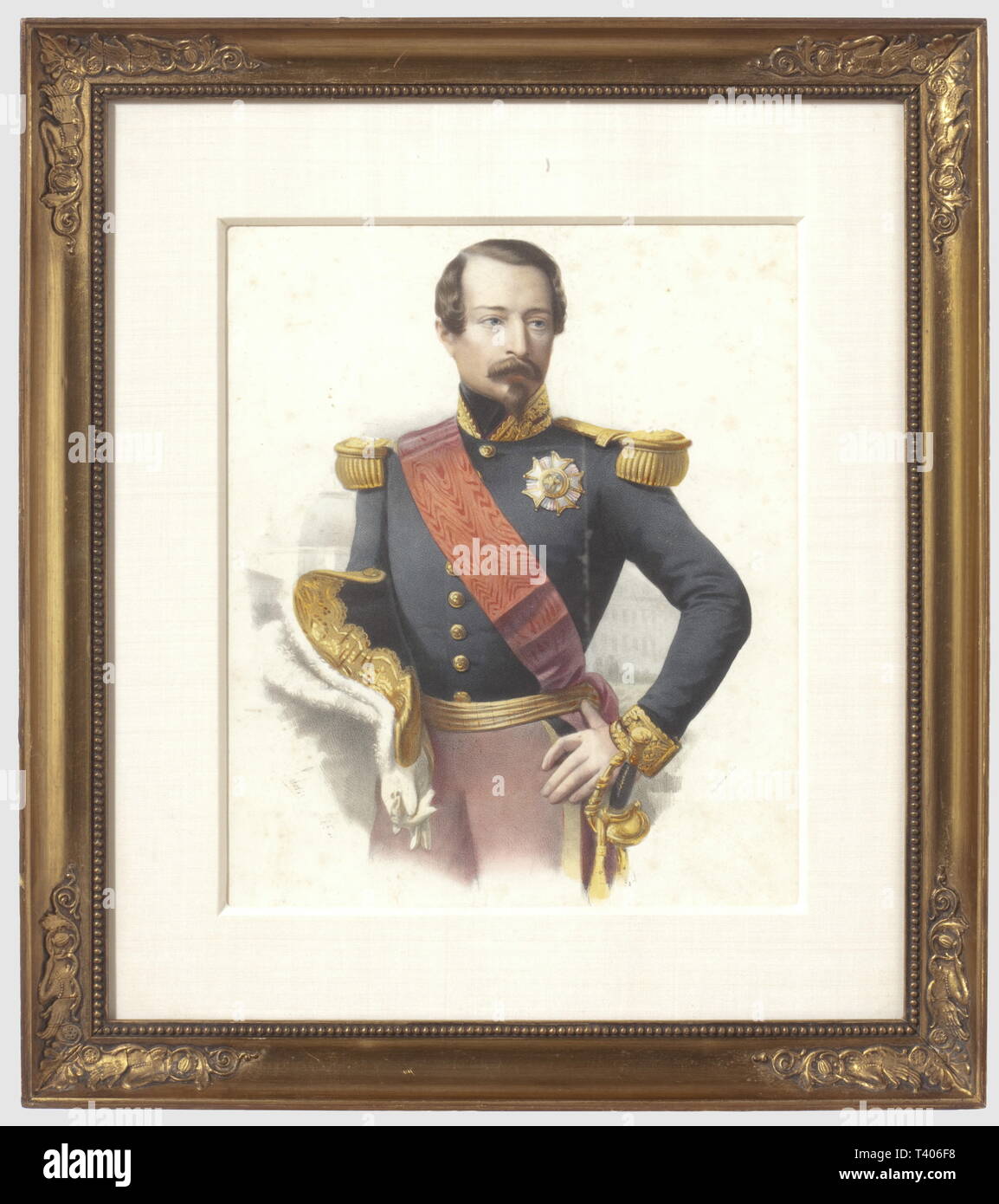 SECONDE REPUBLIQUE ET SECOND EMPIRE 1848-1870, Beau portrait de Napoléon III, Gravure en couleur, signée 'Lafosse 1852' dans le coin inférieur gauche, et 'Imp. Lemercier à Paris' dans le coin inférieur droit. L'Empereur tient son bicorne sous le bras droit et est revêtu de son uniforme d'officier général, il est décoré du grand cordon de la Légion d'Honneur et de la Grand-Croix du même Ordre. Très bon état général, présentée sous verre et dans un cadre mouluré et doré ancien. Hauteur 46,2 cm, largeur 40,9 cm, Additional-Rights-Clearance-Info-Not-Available Stock Photo