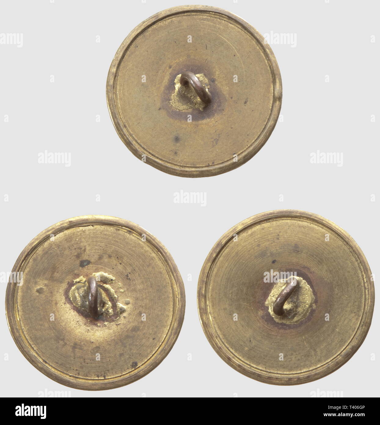 DIRECTOIRE-CONSULAT-EMPIRE 1795-1814, Trois boutons de la Maison de l'Empereur, (1er Empire). Modèle destiné à la tenue des chambellans, module plat serti, en cuivre doré. Très bon état. Diamètre 2,4 cm, Additional-Rights-Clearance-Info-Not-Available Stock Photo