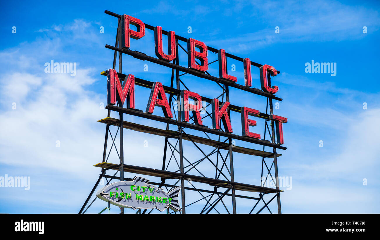 SEATTLE, WASHINGTON, USA - JULY 4, 2014: The iconic sign at the Seattle ...