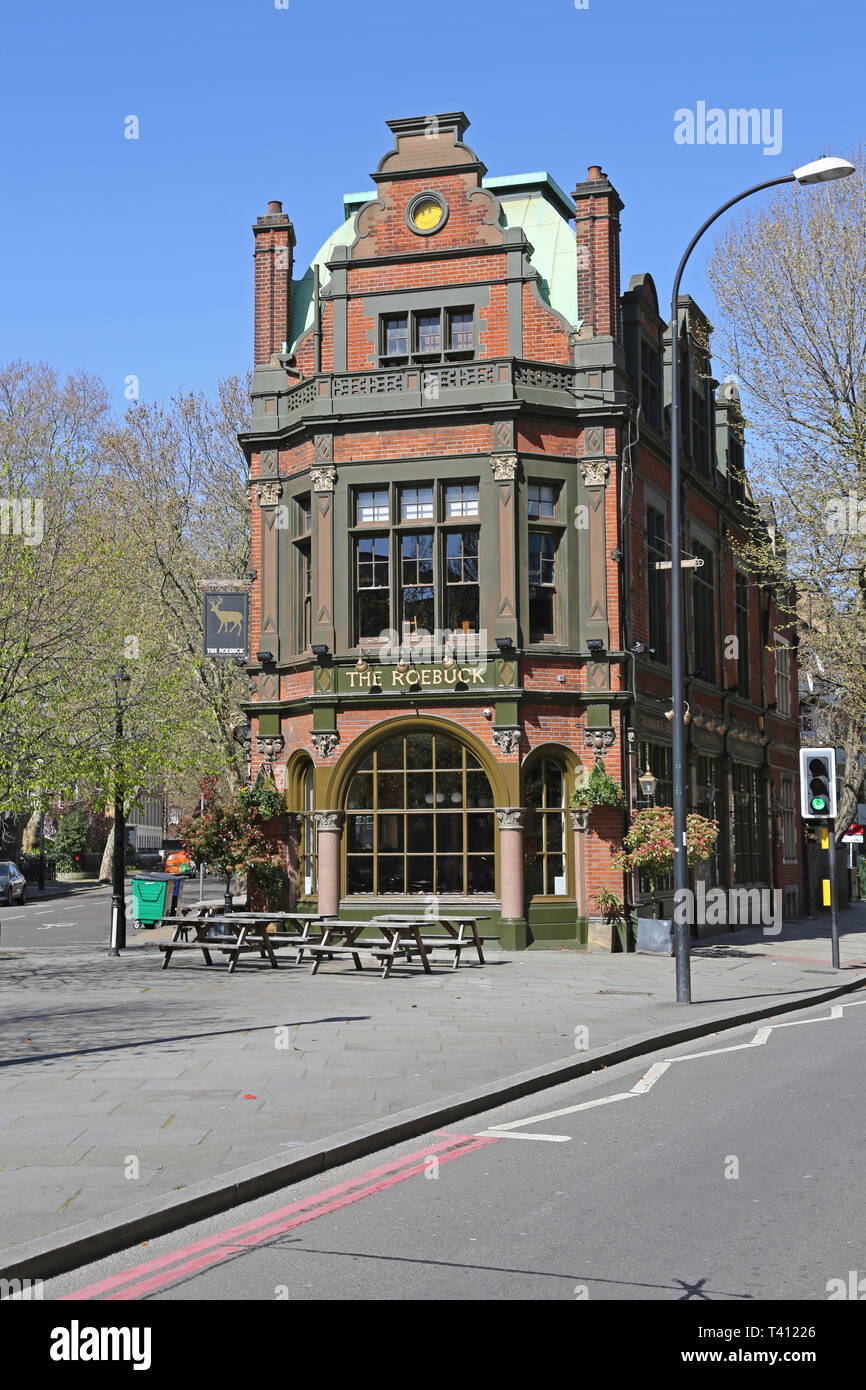 The Roebuck pub on Great Dover Street, London, UK. A tradtional Victorian Public House serving fine beers and food. Stock Photo