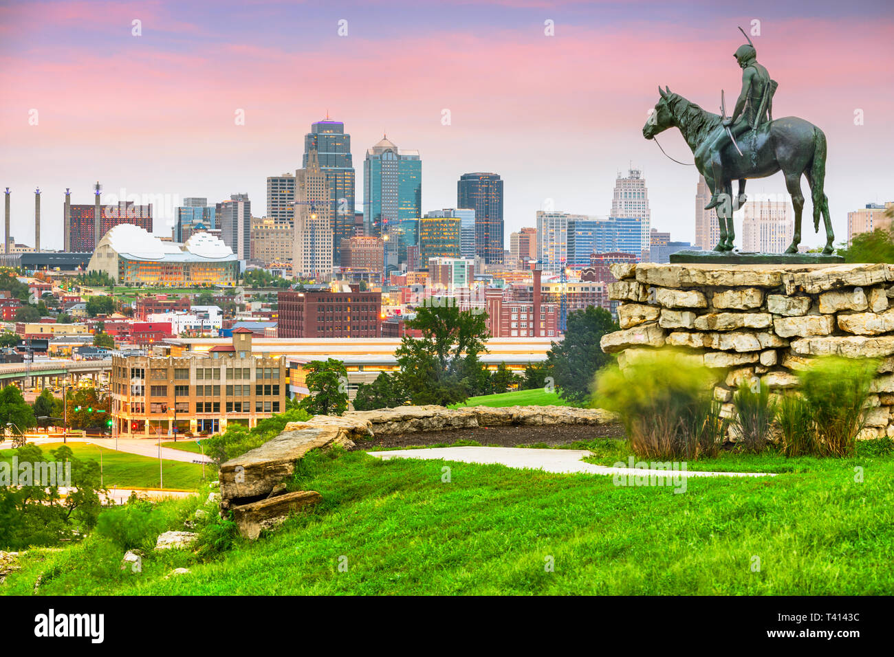 Kansas City, Missouri, USA downtown skyline at dusk Stock Photo Alamy
