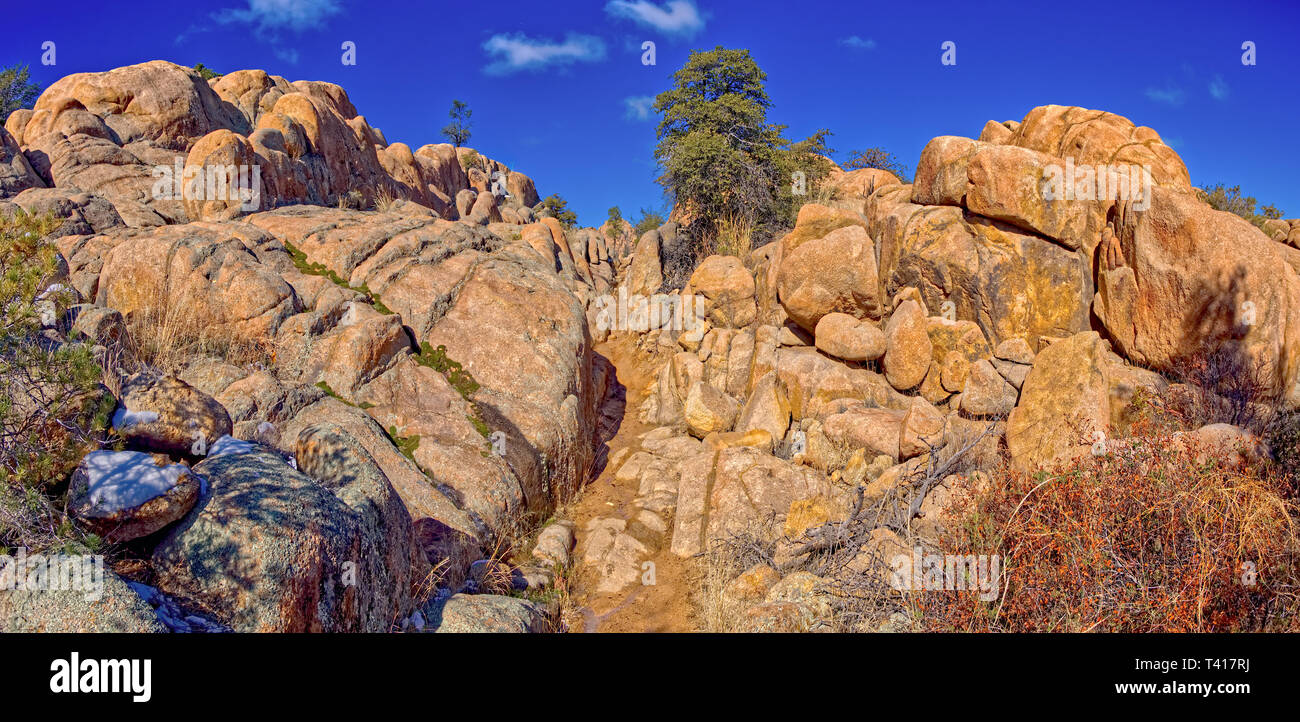 Footpath between granite rocks, Rock Wall Trail, Constellation Trail Park, Prescott, Arizona, United States Stock Photo