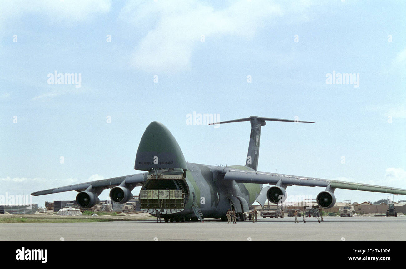 30th October 1993 A USAF Lockheed C-5 Galaxy military transport jet of Air Mobility Command parked at Mogadishu Airport, Somalia. Stock Photo
