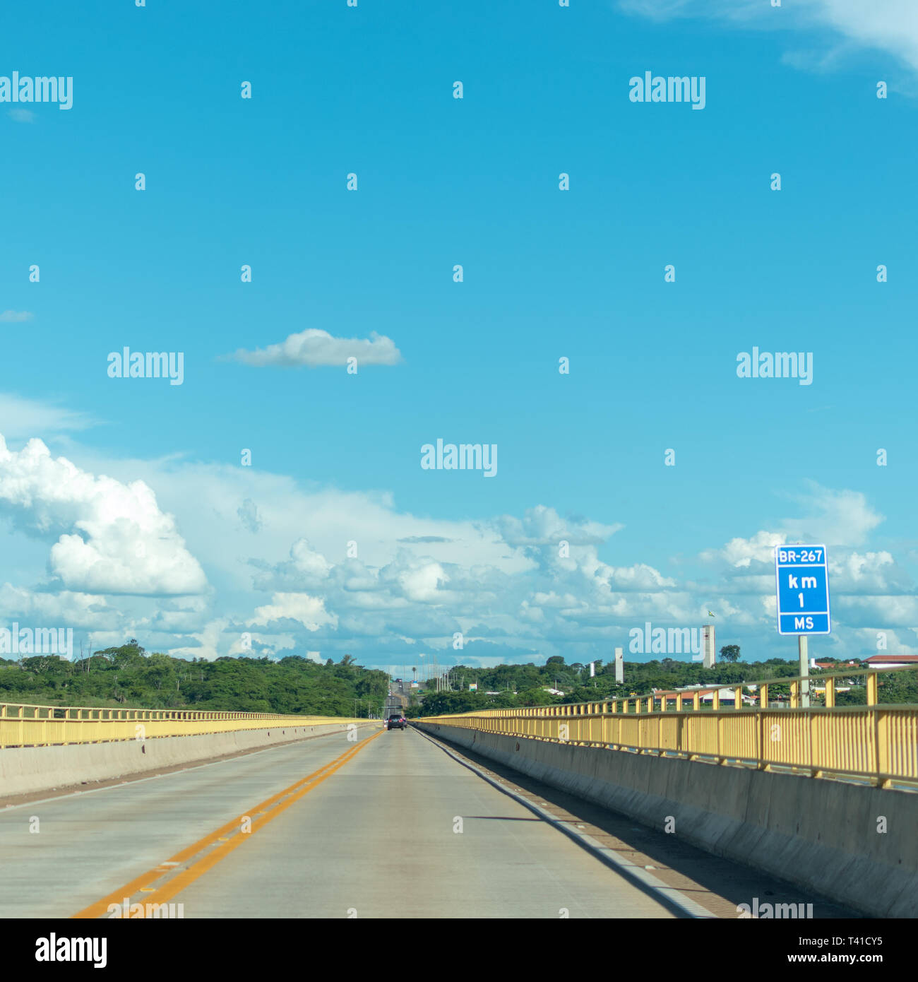 Road bridge over the Paraná River, between the Brazilian states of Mato Grosso do Sul and São Paulo. It opened in 1964 and is 2,550 meters long Stock Photo