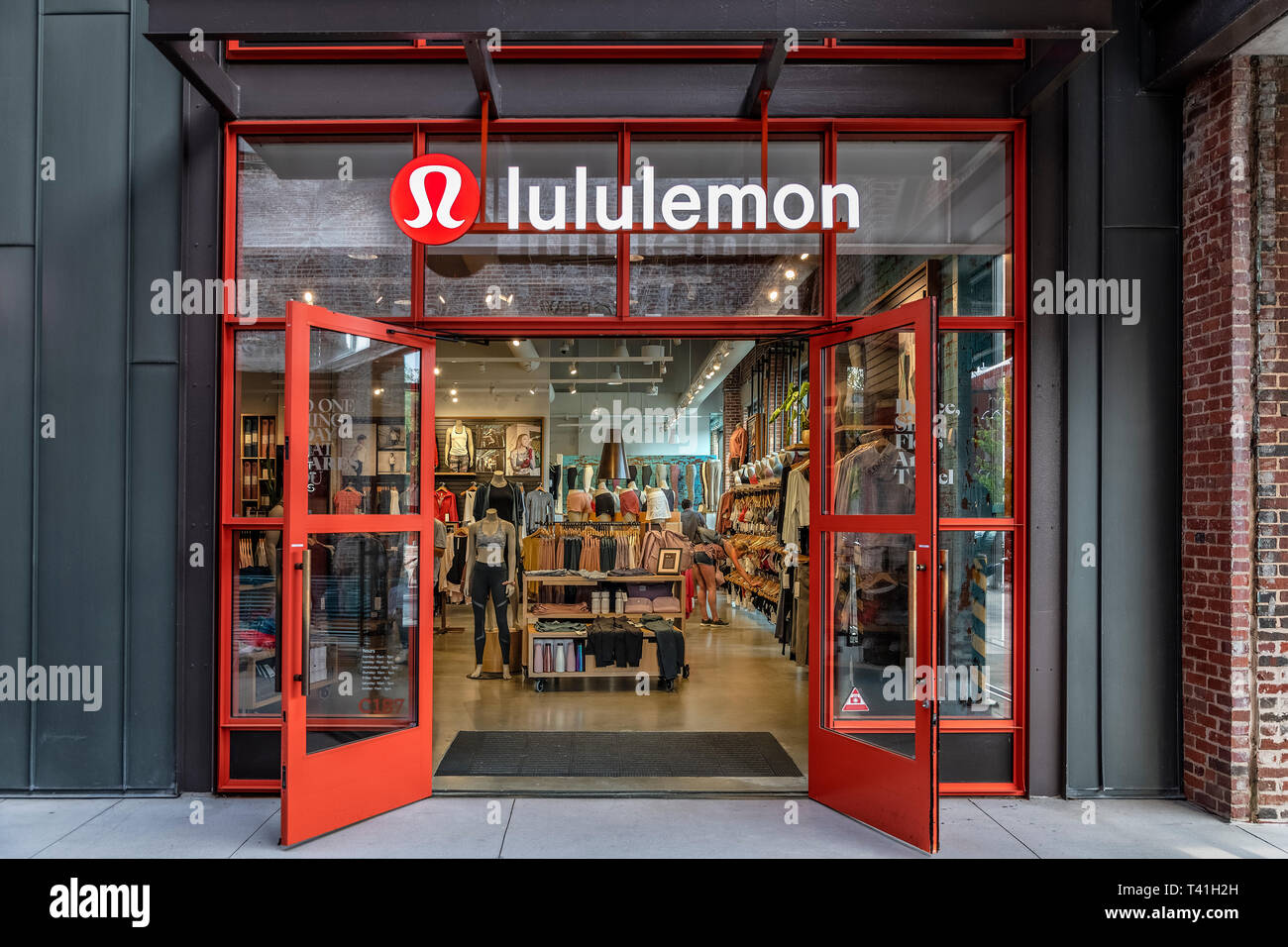 Lululemon And Store High Resolution 