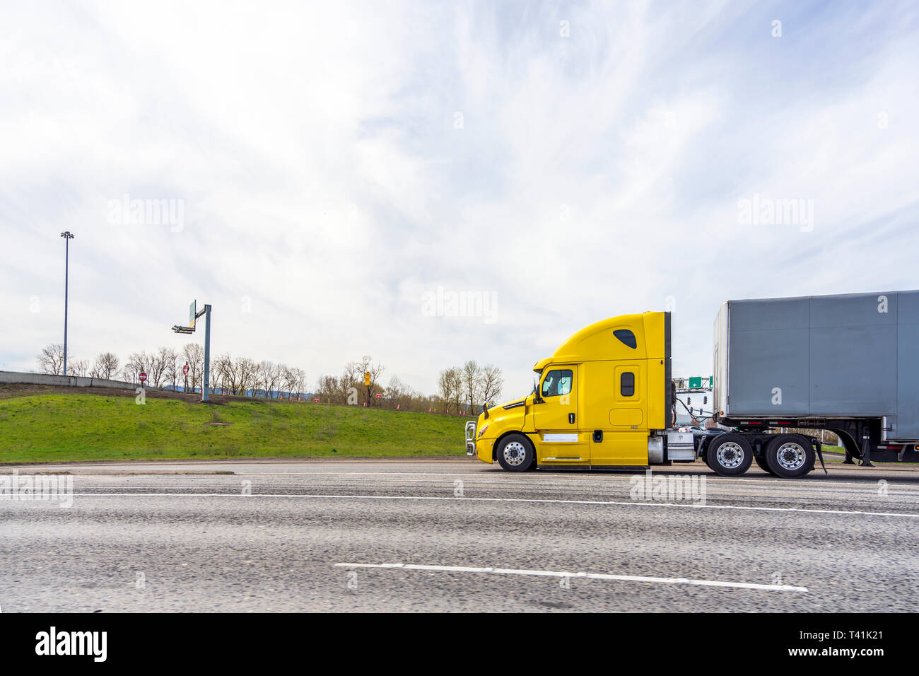 Long haul professional reliable freight transportation American big rig