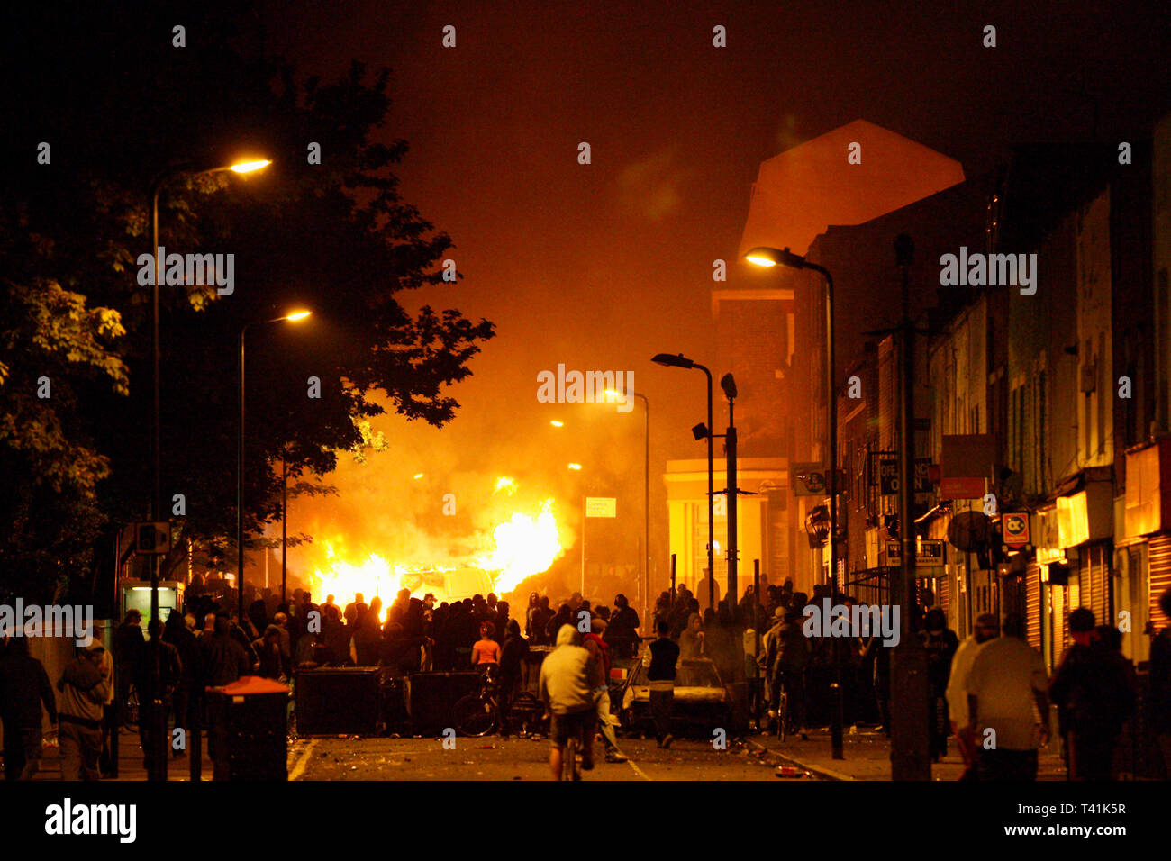 A van burns on fire in Hackney during rioting. Pembury Estate, London. 8 August 2011. Stock Photo