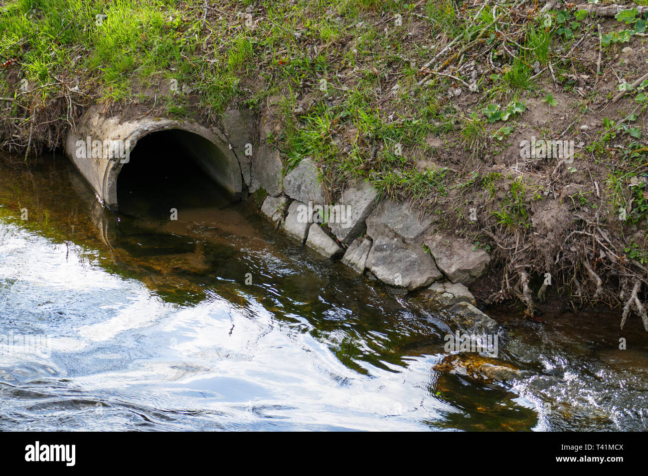 Abflußrohr, Rohr in einen Bach oder Fluß Stock Photo