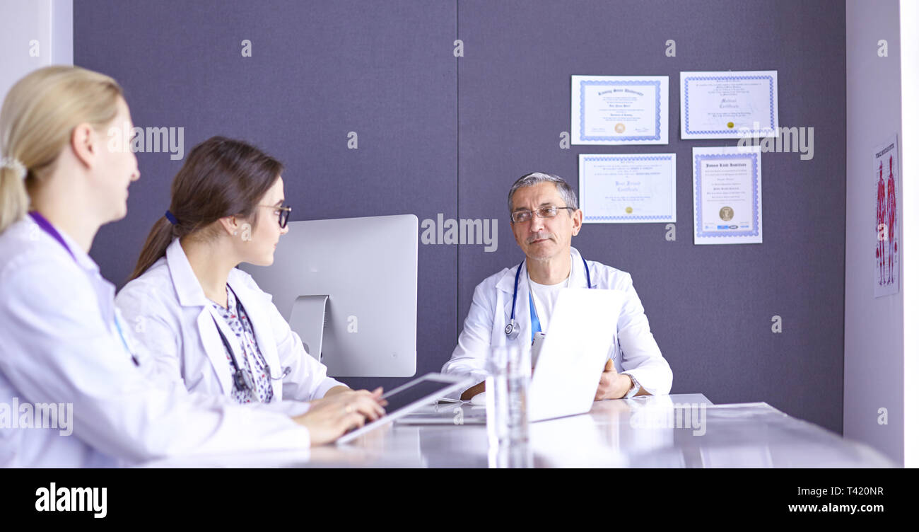Open Discussion Doctors Doctors having a medical discussion in a meeting room Stock Photo - Alamy