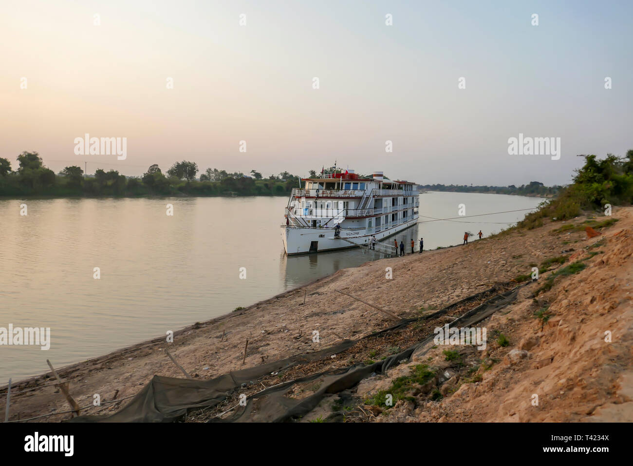 Staff lindblad hires stock photography and images Alamy
