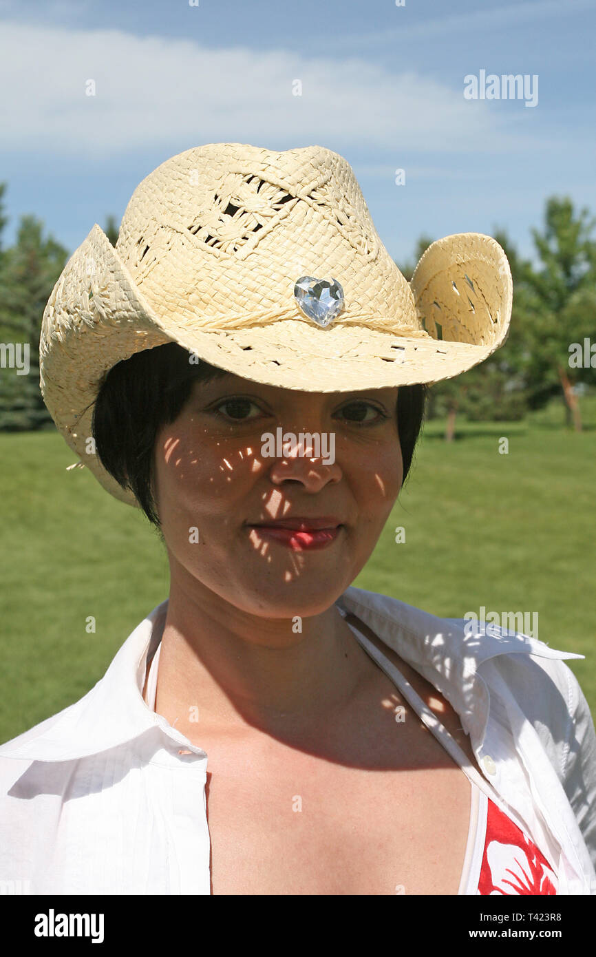 Woman wearing straw cowboy hat hi-res stock photography and images - Alamy