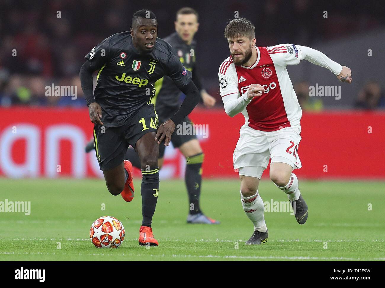 Amsterdam, Niederlande. 10th Apr, 2019. firo: 10.04.2019 Football, 2018/2019, CL, CHL, Champions League, Quarterfinal First leg Ajax Amsterdam - Juventus 1: 1 duels Blaise Matuidi versus Lasse Schone | usage worldwide Credit: dpa/Alamy Live News Stock Photo