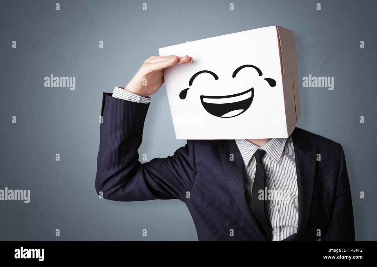 With a smile on his face. Улыбающаяся коробка. Человек с картонной коробкой на голове. Девочка держит бумагу с нарисованным лицом смайлика грусть. With a smile on his face.